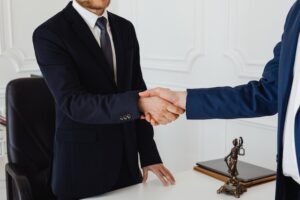 עורך דין לוחץ יד עם לקוח בנושא צו הריסה מנהלי